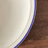 Plat de service rond et creux en porcelaine blanche liserés doré et bleu UML France par Hello Broc brocante en ligne