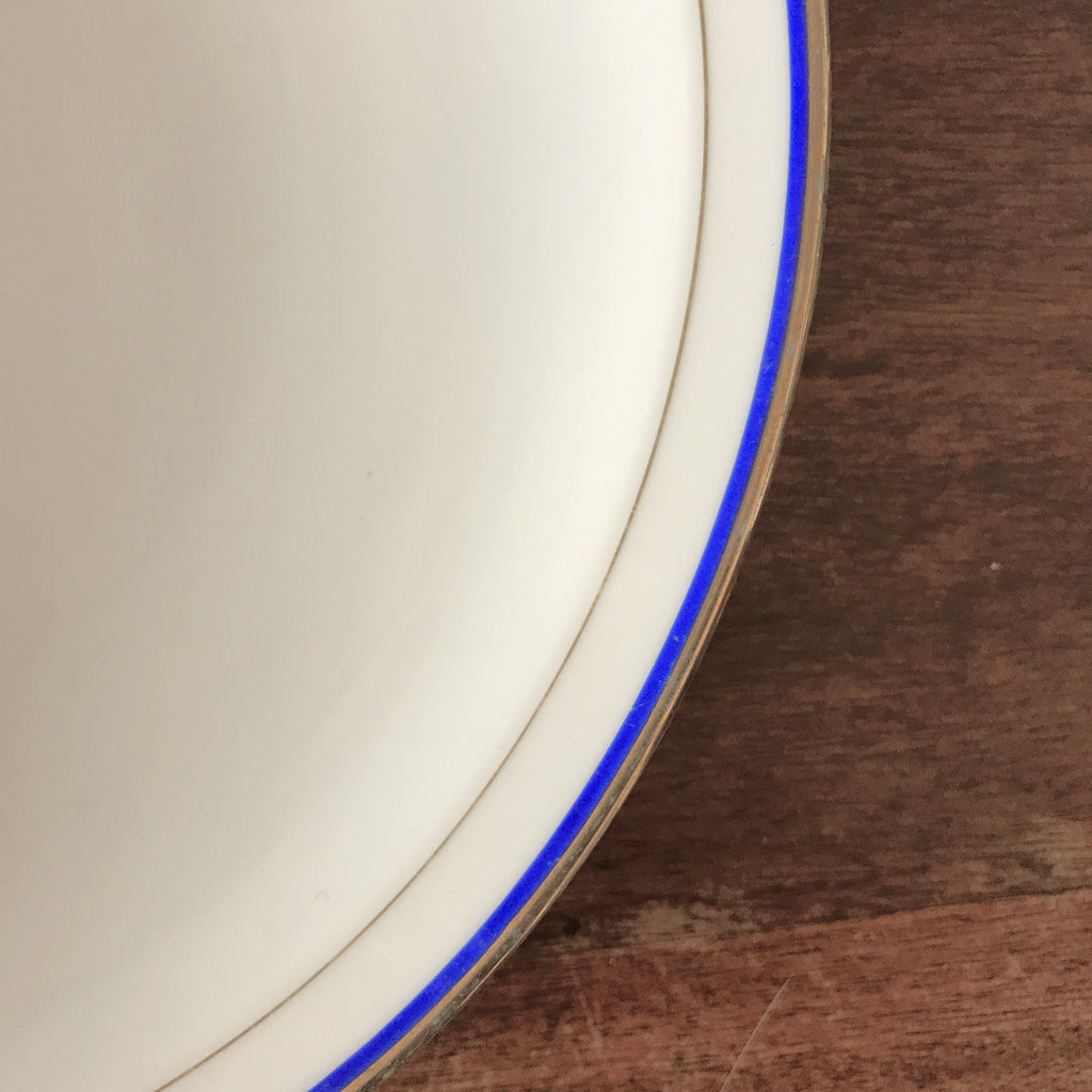 Plat de service rond et creux en porcelaine blanche liserés doré et bleu UML France par Hello Broc brocante en ligne