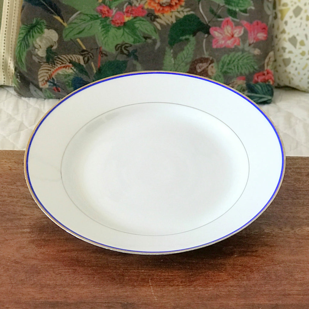 Plat de service rond et plat en porcelaine blanche liserés doré et bleu UML France diamètre de 28 cm par Hello Broc brocante en ligne