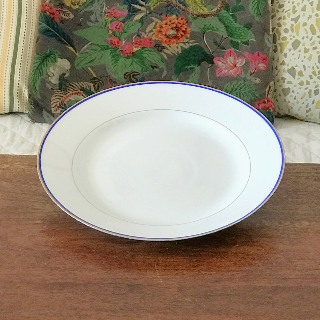 Plat de service rond et plat en porcelaine blanche liserés doré et bleu UML France diamètre de 28 cm par Hello Broc brocante en ligne