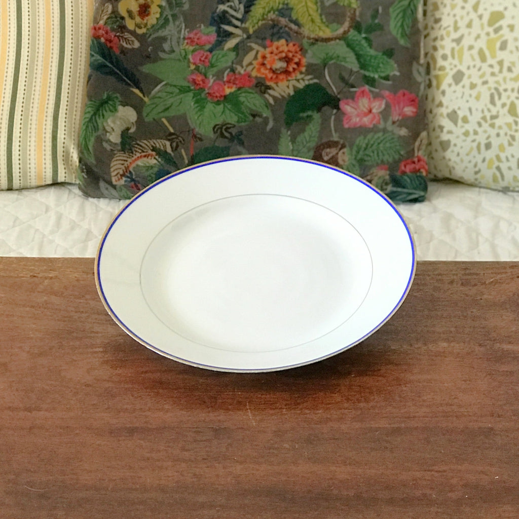 Plat de service rond et plat en porcelaine blanche liserés doré et bleu UML France diamètre de 28 cm par Hello Broc brocante en ligne