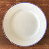 Plat de service rond et plat en porcelaine blanche liserés doré et bleu UML France diamètre de 28 cm par Hello Broc brocante en ligne