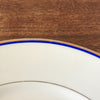 Plat de service rond et plat en porcelaine blanche liserés doré et bleu UML France diamètre de 28 cm par Hello Broc brocante en ligne
