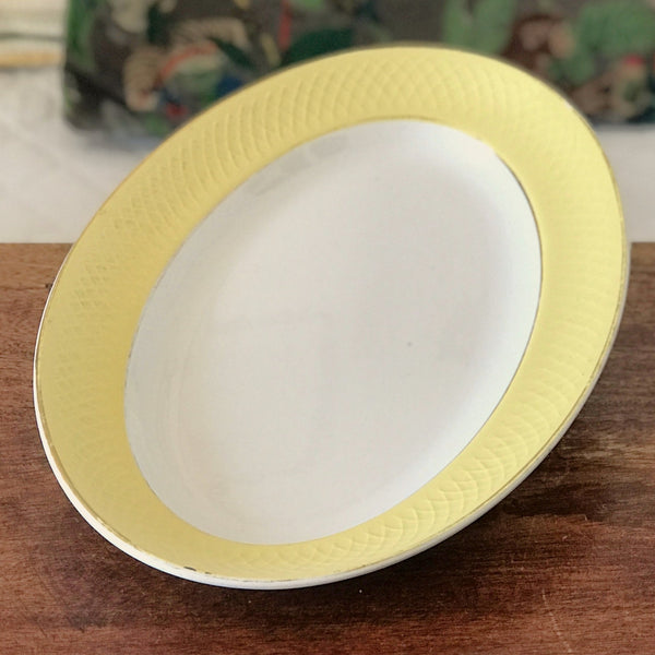 Plat de service ovale en faïence blanche et jaune Orchies Moulin des Loups France par Hello Broc brocante en ligne