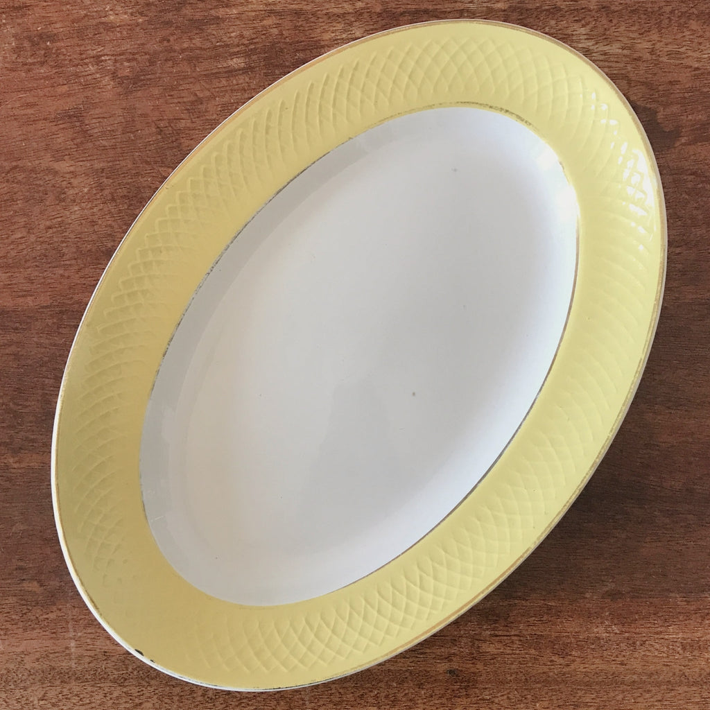Plat de service ovale en faïence blanche et jaune Orchies Moulin des Loups France par Hello Broc brocante en ligne