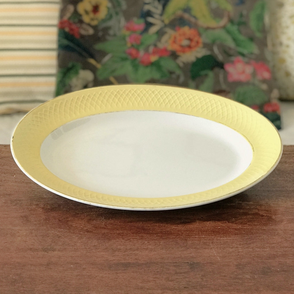Plat de service ovale en faïence blanche et jaune Orchies Moulin des Loups France par Hello Broc brocante en ligne