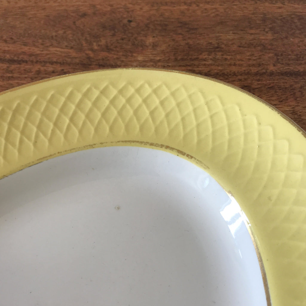 Plat de service ovale en faïence blanche et jaune Orchies Moulin des Loups France par Hello Broc brocante en ligne