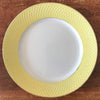 Plat de service rond en faïence blanche et jaune Orchies Moulin des Loups France diamètre de 27 cm par Hello Broc brocante en ligne