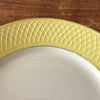 Plat de service rond en faïence blanche et jaune Orchies Moulin des Loups France diamètre de 27 cm par Hello Broc brocante en ligne