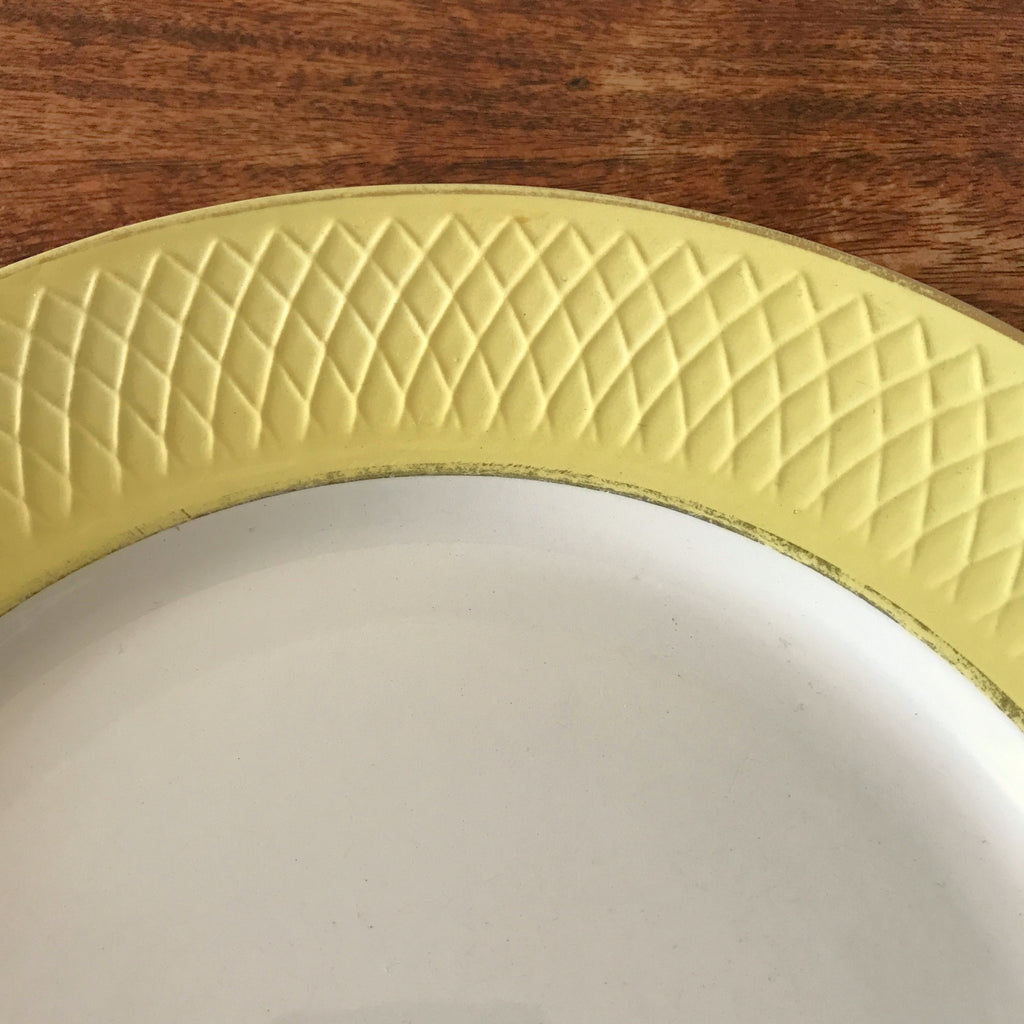 Plat de service rond en faïence blanche et jaune Orchies Moulin des Loups France diamètre de 27 cm par Hello Broc brocante en ligne
