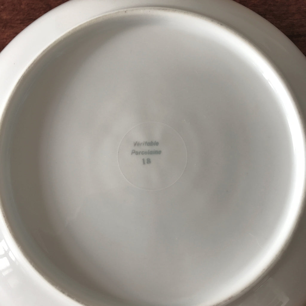 Plat rond creux décor calèche et dorée Véritable porcelaine du Berry par Hello Broc brocante en ligne