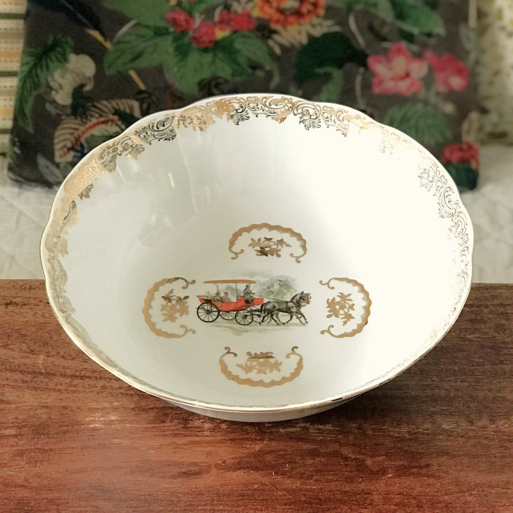 Plat rond creux décor calèche et dorée Véritable porcelaine du Berry par Hello Broc brocante en ligne