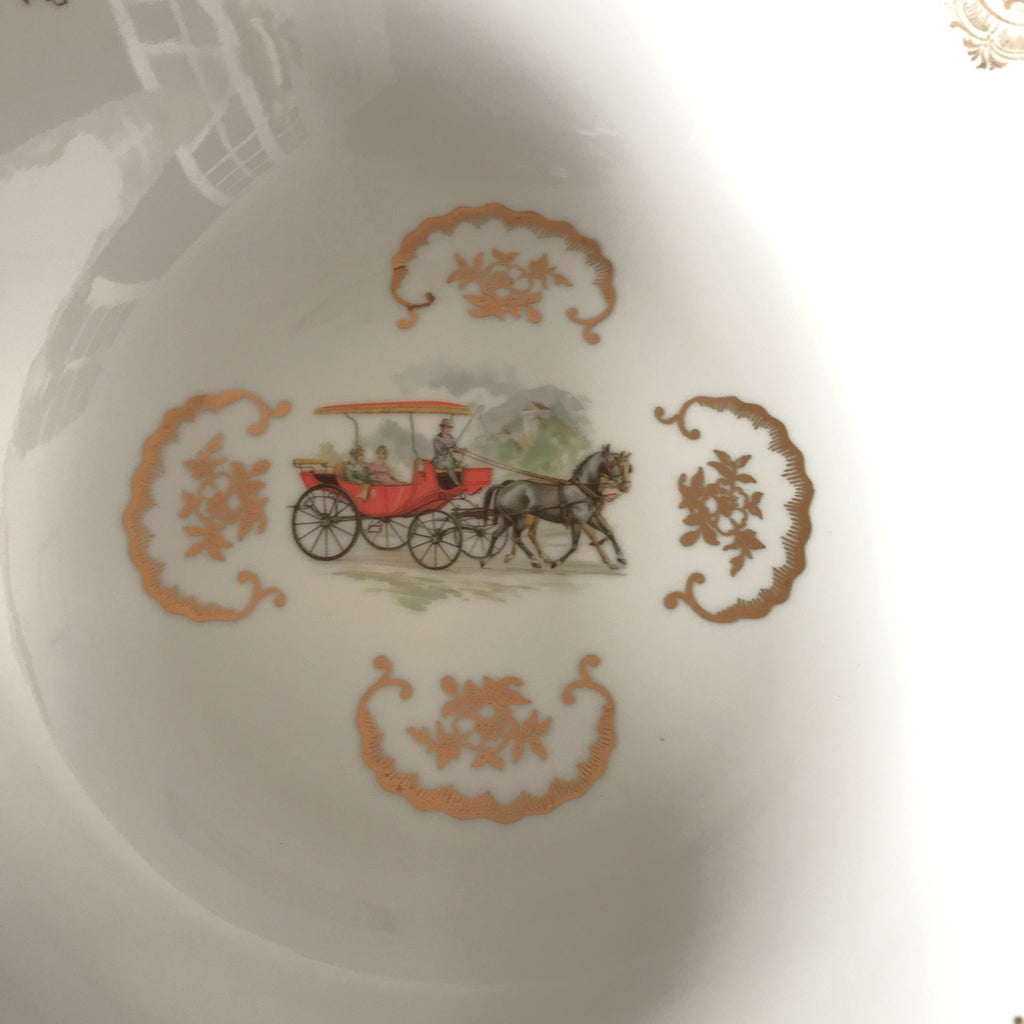 Plat rond creux décor calèche et dorée Véritable porcelaine du Berry par Hello Broc brocante en ligne