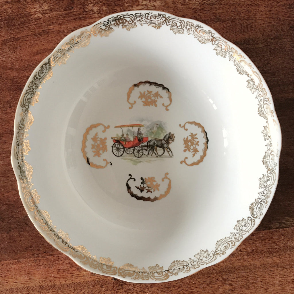 Plat rond creux décor calèche et dorée Véritable porcelaine du Berry par Hello Broc brocante en ligne