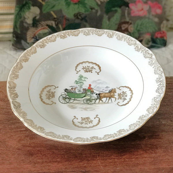 Plat de service rond et creux avec rebord en porcelaine du Berry décor calèche diamètre de 29 cm par Hello Broc brocante en ligne