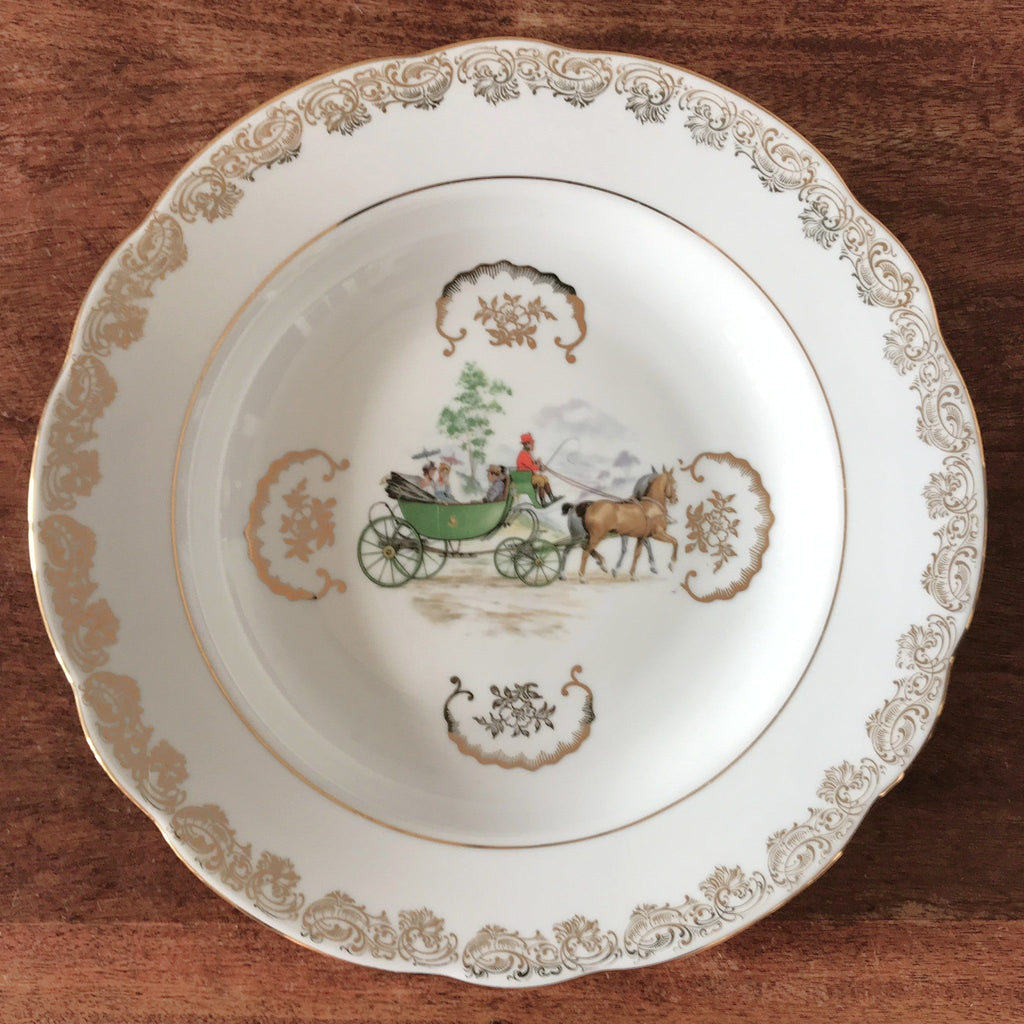 Plat de service rond et creux avec rebord en porcelaine du Berry décor calèche diamètre de 29 cm par Hello Broc brocante en ligne