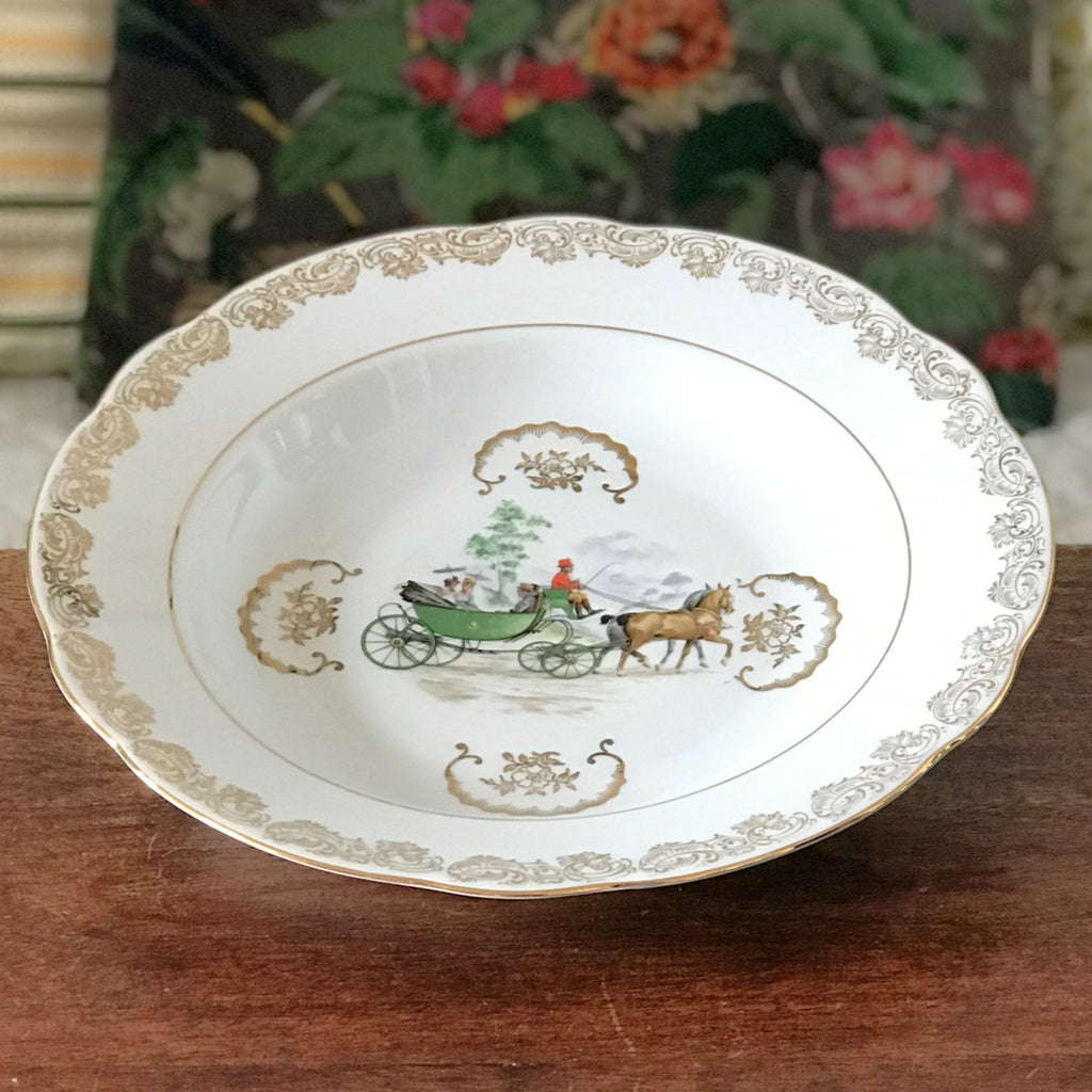 Plat de service rond et creux avec rebord en porcelaine du Berry décor calèche diamètre de 29 cm par Hello Broc brocante en ligne