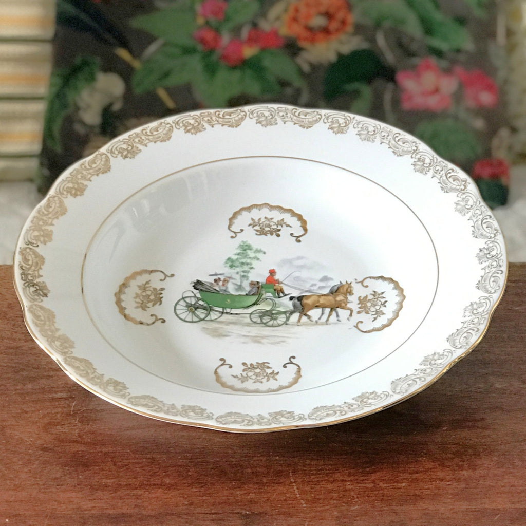 Plat de service rond et creux avec rebord en porcelaine du Berry décor calèche diamètre de 29 cm par Hello Broc brocante en ligne