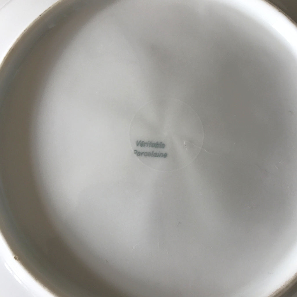 Plat de service rond et creux avec rebord en porcelaine du Berry décor calèche diamètre de 29 cm par Hello Broc brocante en ligne