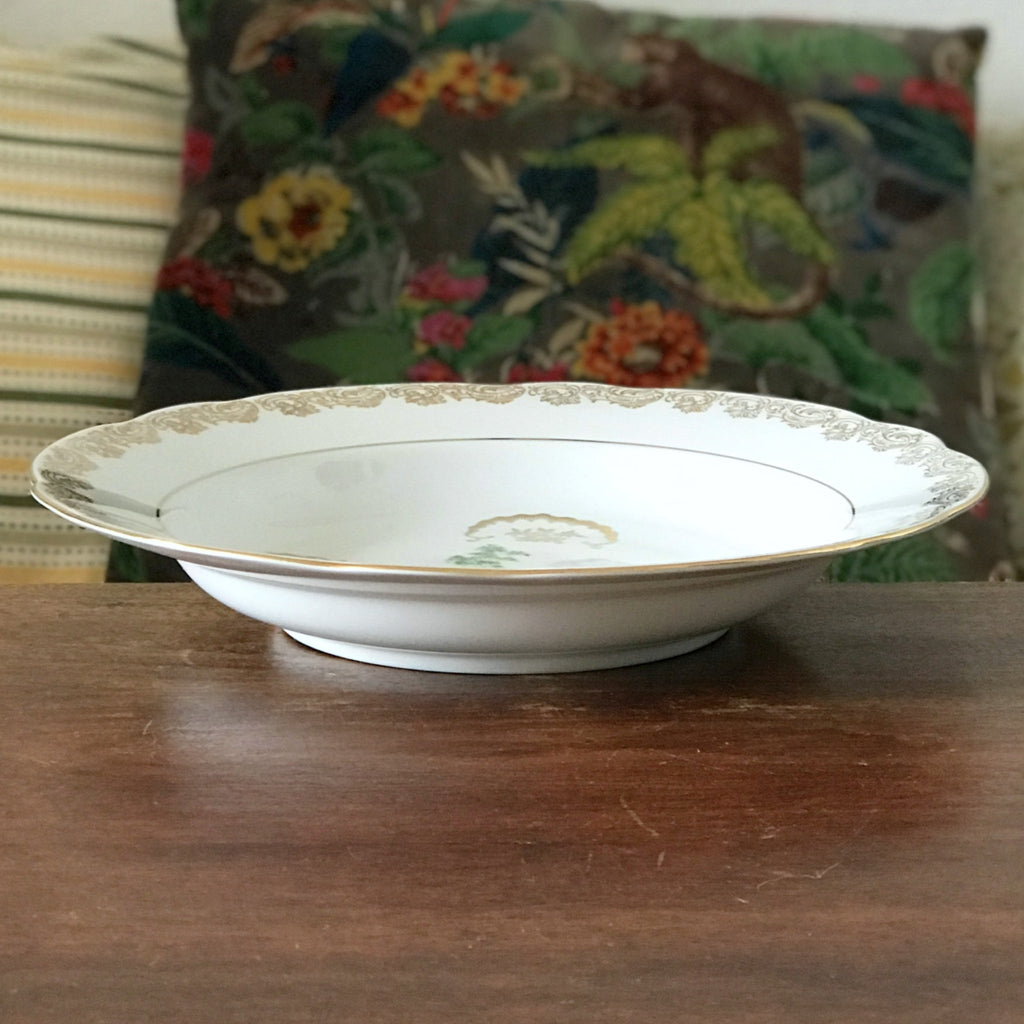 Plat de service rond et creux avec rebord en porcelaine du Berry décor calèche diamètre de 29 cm par Hello Broc brocante en ligne