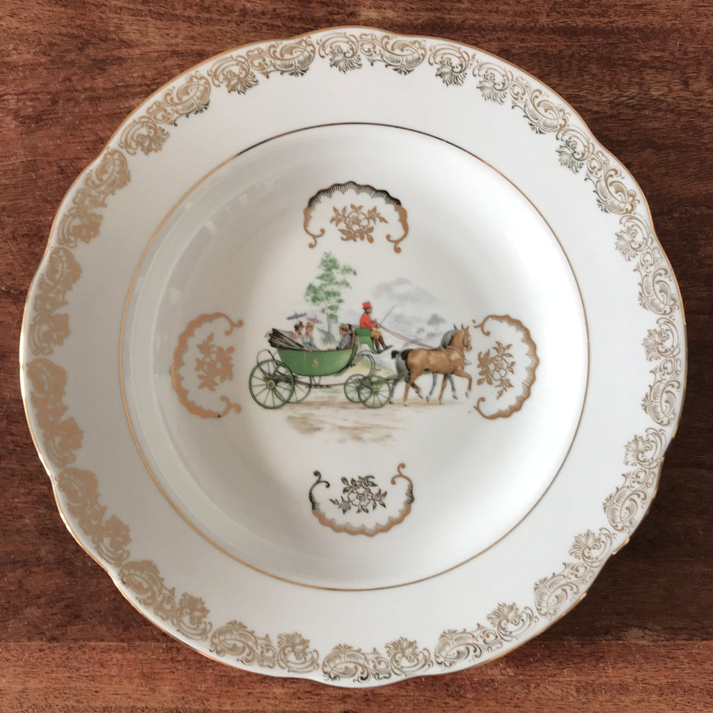 Plat de service rond et creux avec rebord en porcelaine du Berry décor calèche diamètre de 29 cm par Hello Broc brocante en ligne