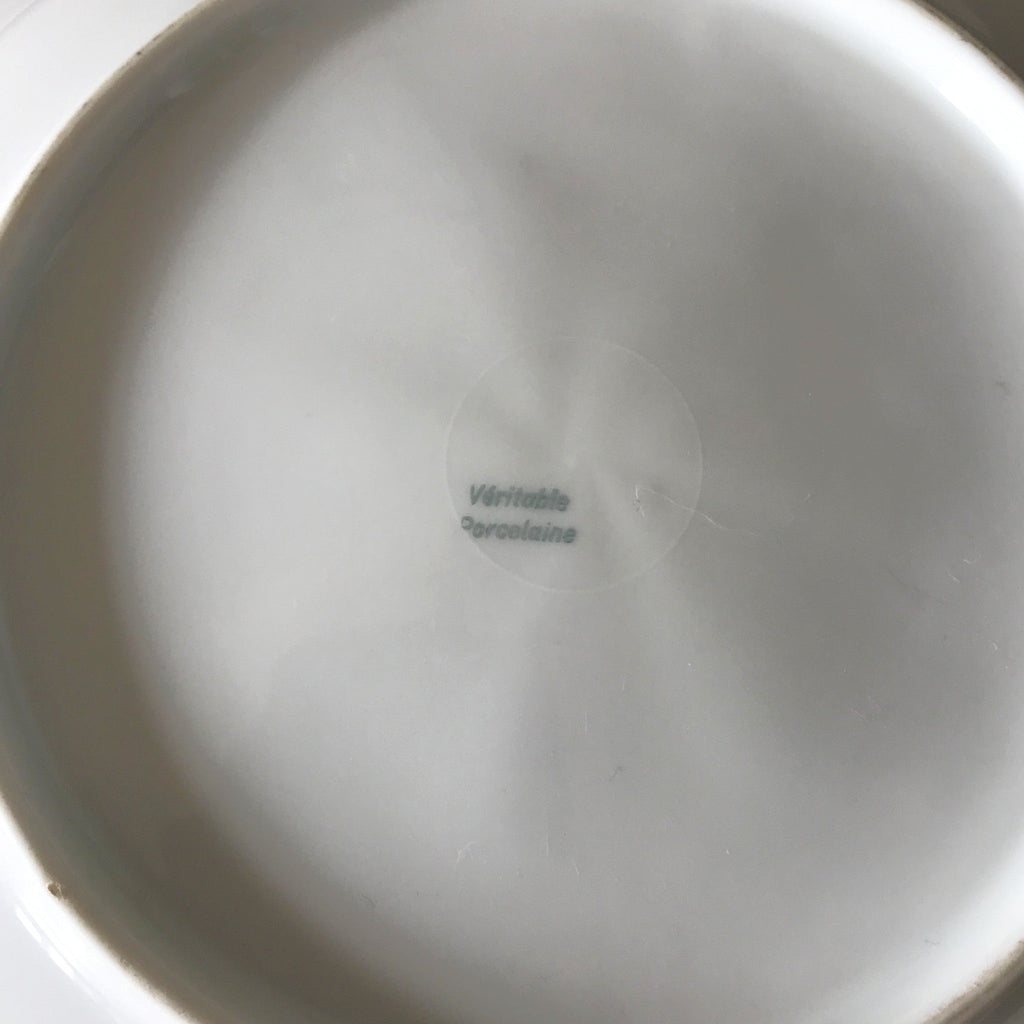 Plat de service rond et creux avec rebord en porcelaine du Berry décor calèche diamètre de 29 cm par Hello Broc brocante en ligne