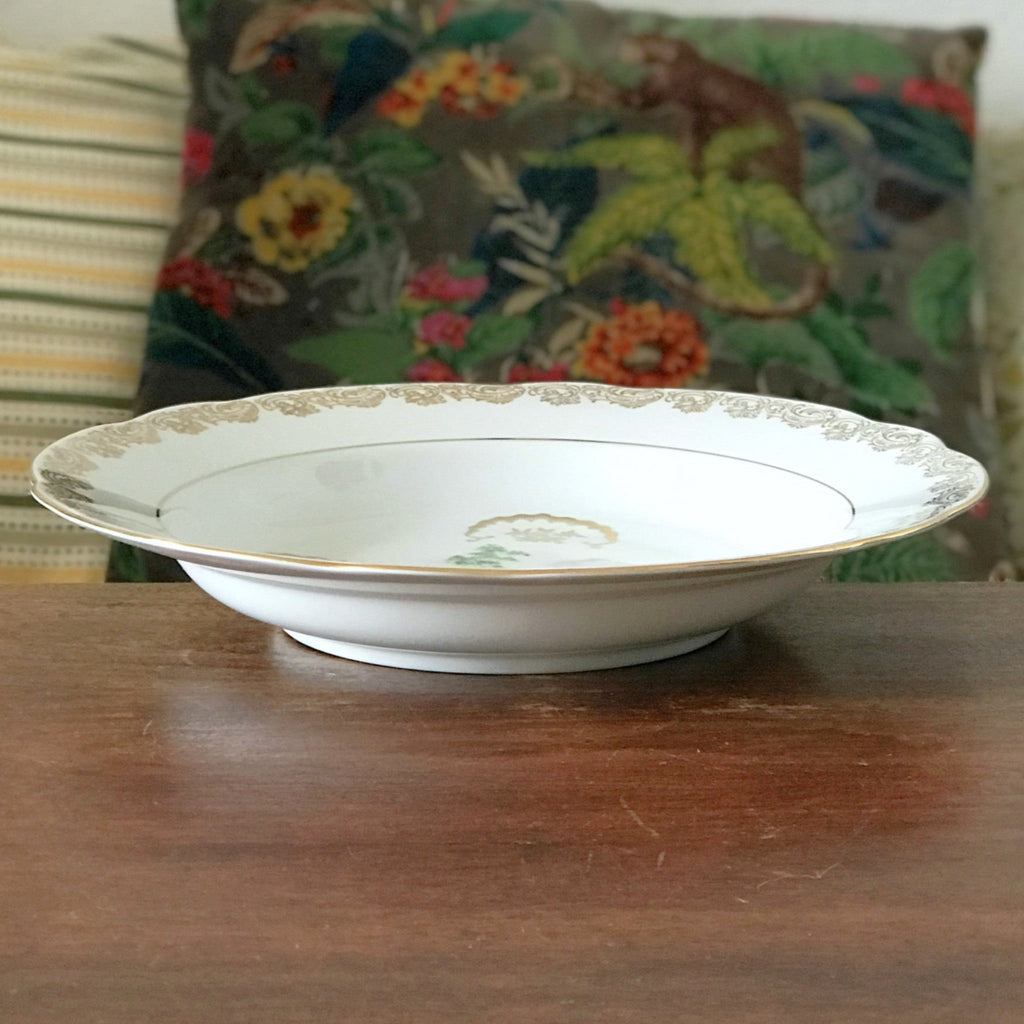 Plat de service rond et creux avec rebord en porcelaine du Berry décor calèche diamètre de 29 cm par Hello Broc brocante en ligne