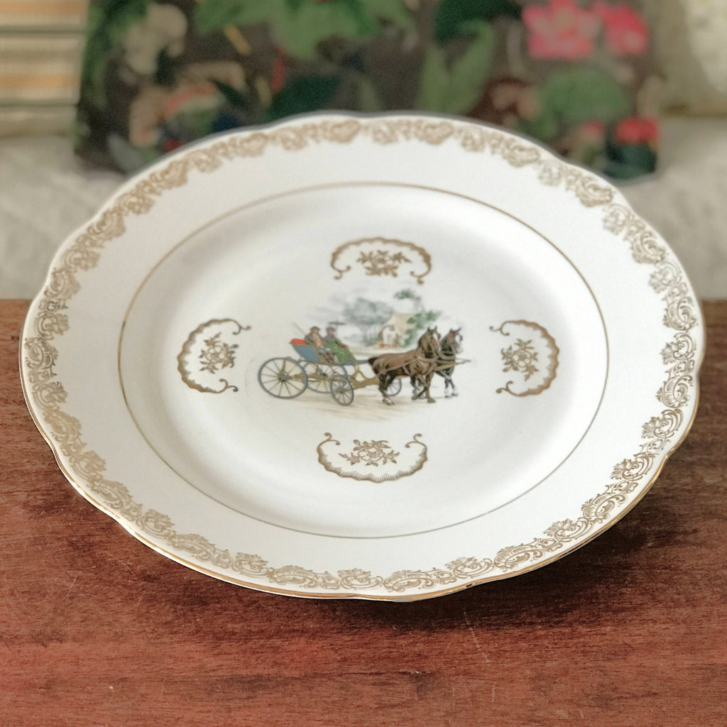 Plat de service rond vintage attribution porcelaine du Berry décor central calèche et volutes dorés diamètre de 31 cm par Hello Broc brocante en ligne