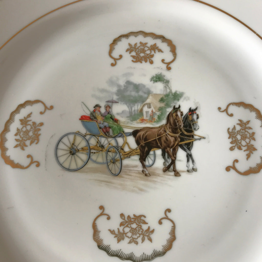 Plat de service rond vintage attribution porcelaine du Berry décor central calèche et volutes dorés par Hello Broc brocante en ligne