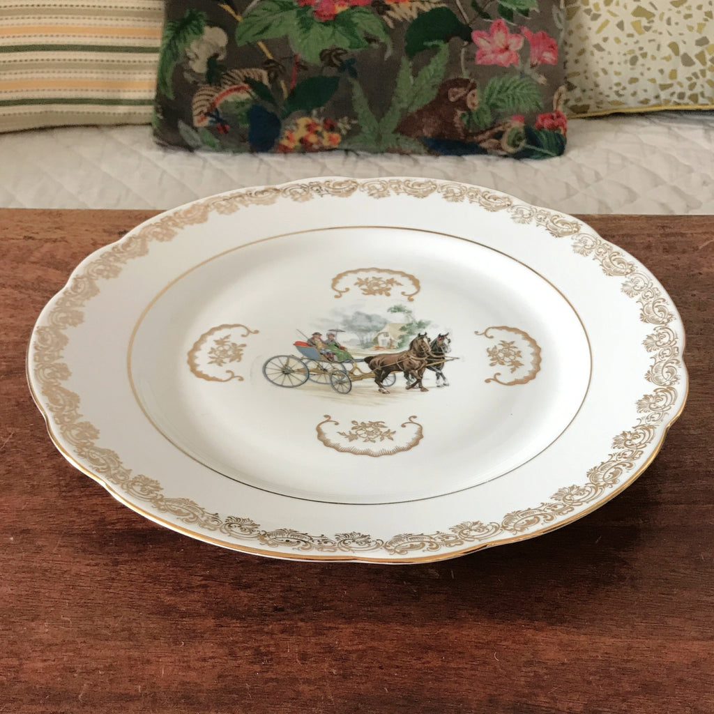 Plat de service rond vintage attribution porcelaine du Berry décor central calèche et volutes dorés par Hello Broc brocante en ligne