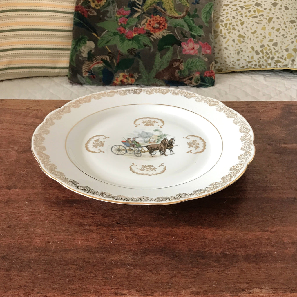 Plat de service rond vintage attribution porcelaine du Berry décor central calèche et volutes dorés par Hello Broc brocante en ligne
