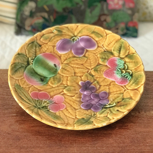 Plat de service Sarreguemines en barbotine décor fruits diamètre de 30 cm par Hello Broc brocante en ligne