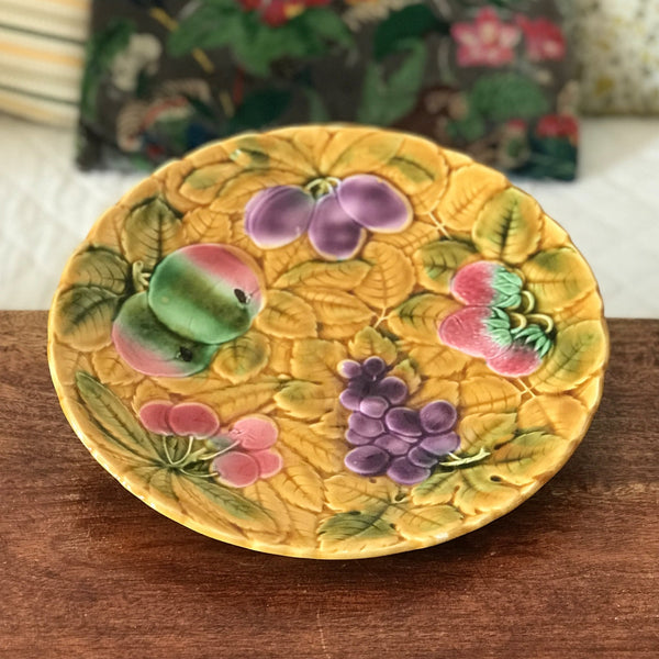 Plat de service Sarreguemines en barbotine décor fruits diamètre de 30 cm par Hello Broc brocante en ligne