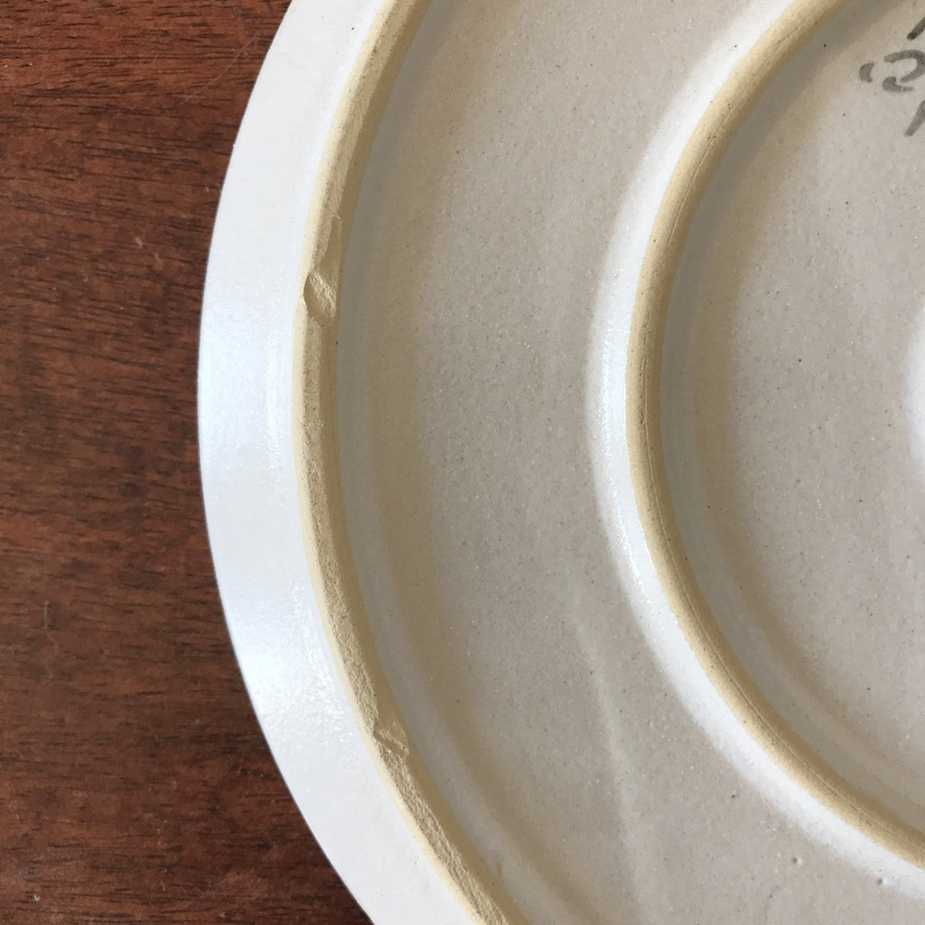 Plat de service en grès de Quimper Keraluc diamètre 27,5 cm par Hello Broc brocante en ligne