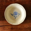 Plat de service rond et creux en faïence de Digoin décor roses bleues par Hello Broc brocante en ligne