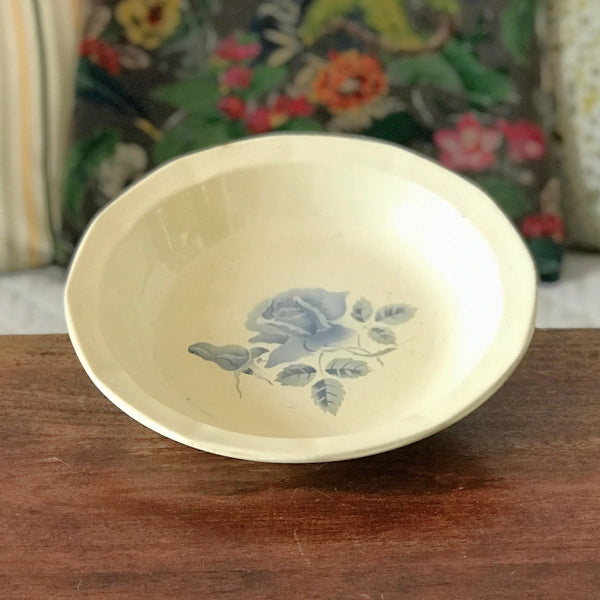 Plat de service de présentation vintage rond et creux en faïence de Digoin décor roses bleues par Hello Broc brocante en ligne