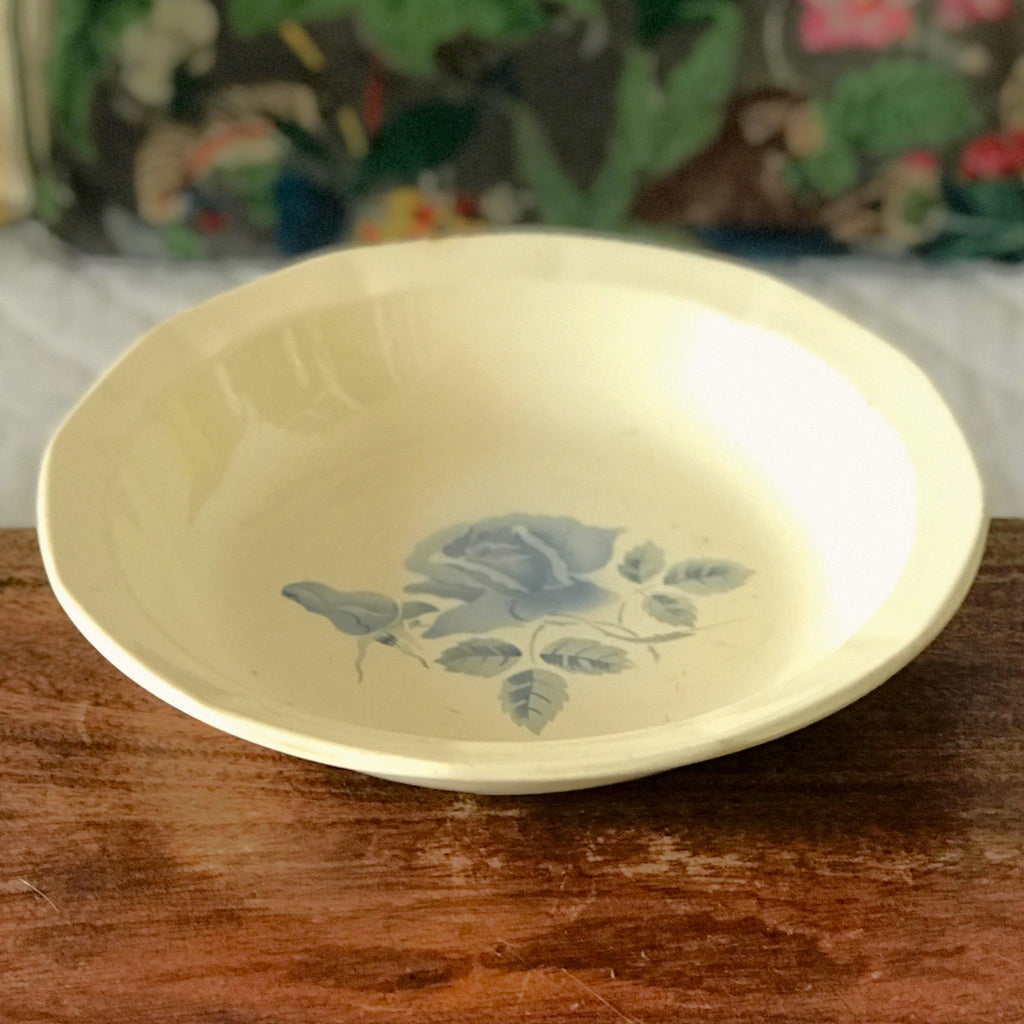 Plat de service de présentation vintage rond et creux en faïence de Digoin décor roses bleues par Hello Broc brocante en ligne