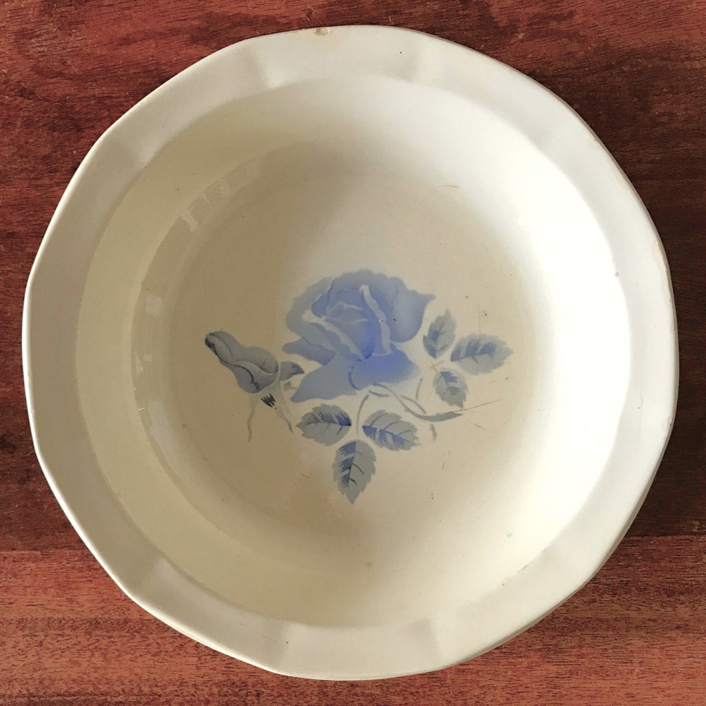 Plat de service de présentation vintage rond et creux en faïence de Digoin décor roses bleues par Hello Broc brocante en ligne