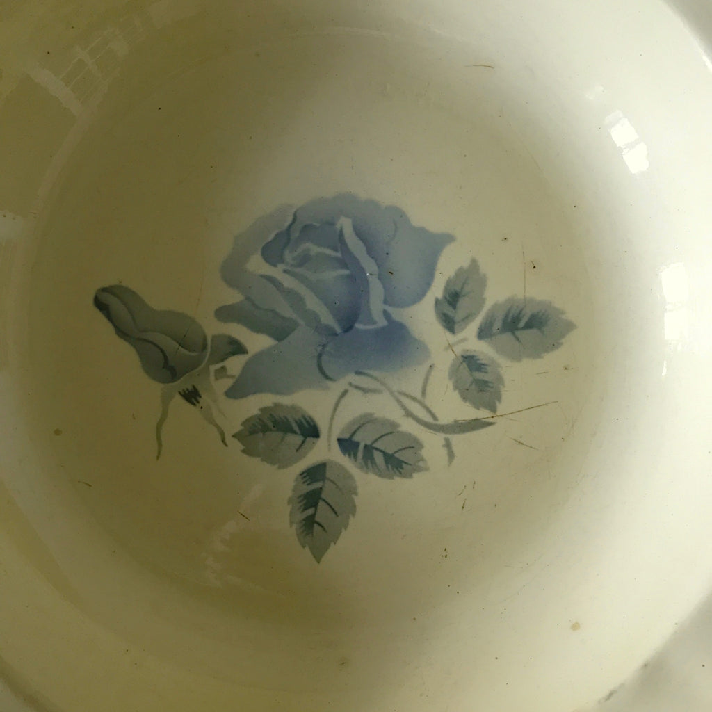 Plat de service de présentation vintage rond et creux en faïence de Digoin décor roses bleues par Hello Broc brocante en ligne