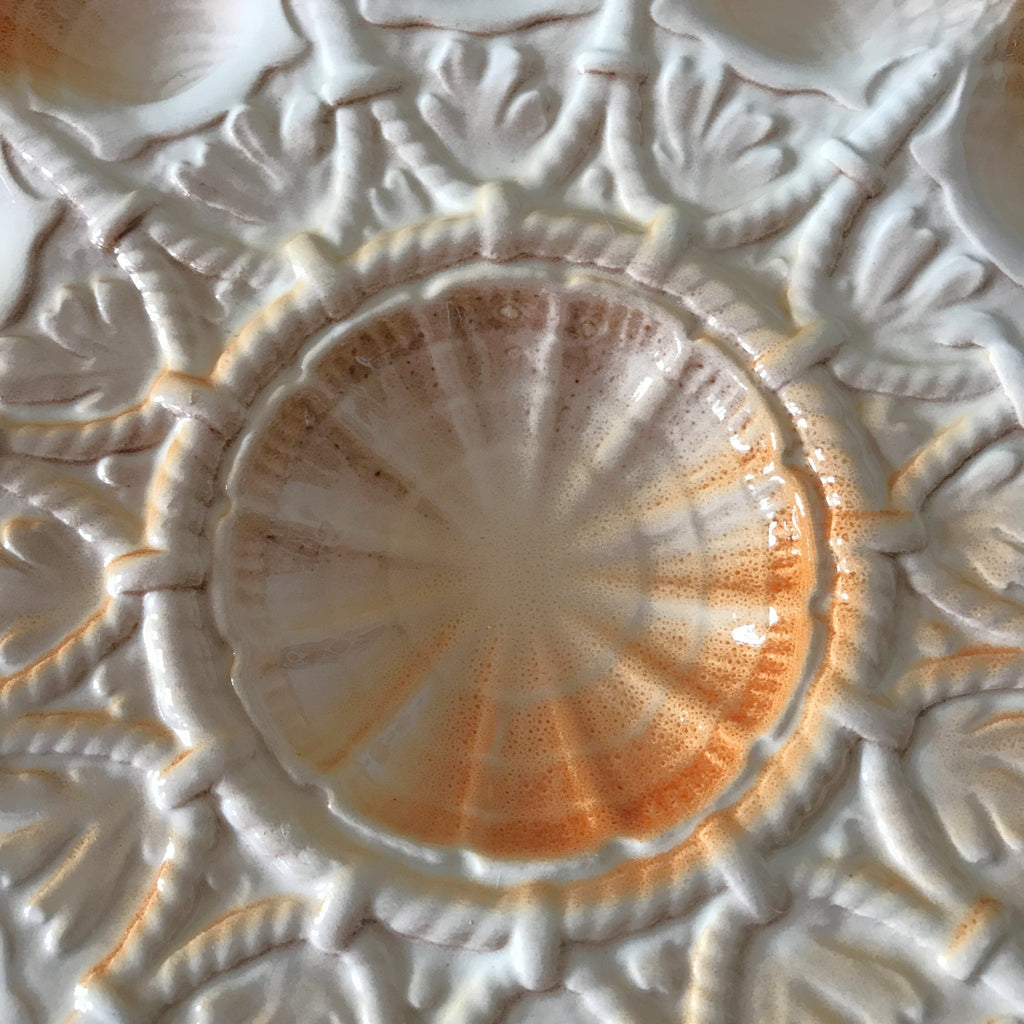 Grand plat de service rond en barbotine pour huîtres, fruits de mer et coquillages Sarreguemines par Hello Broc brocante en ligne