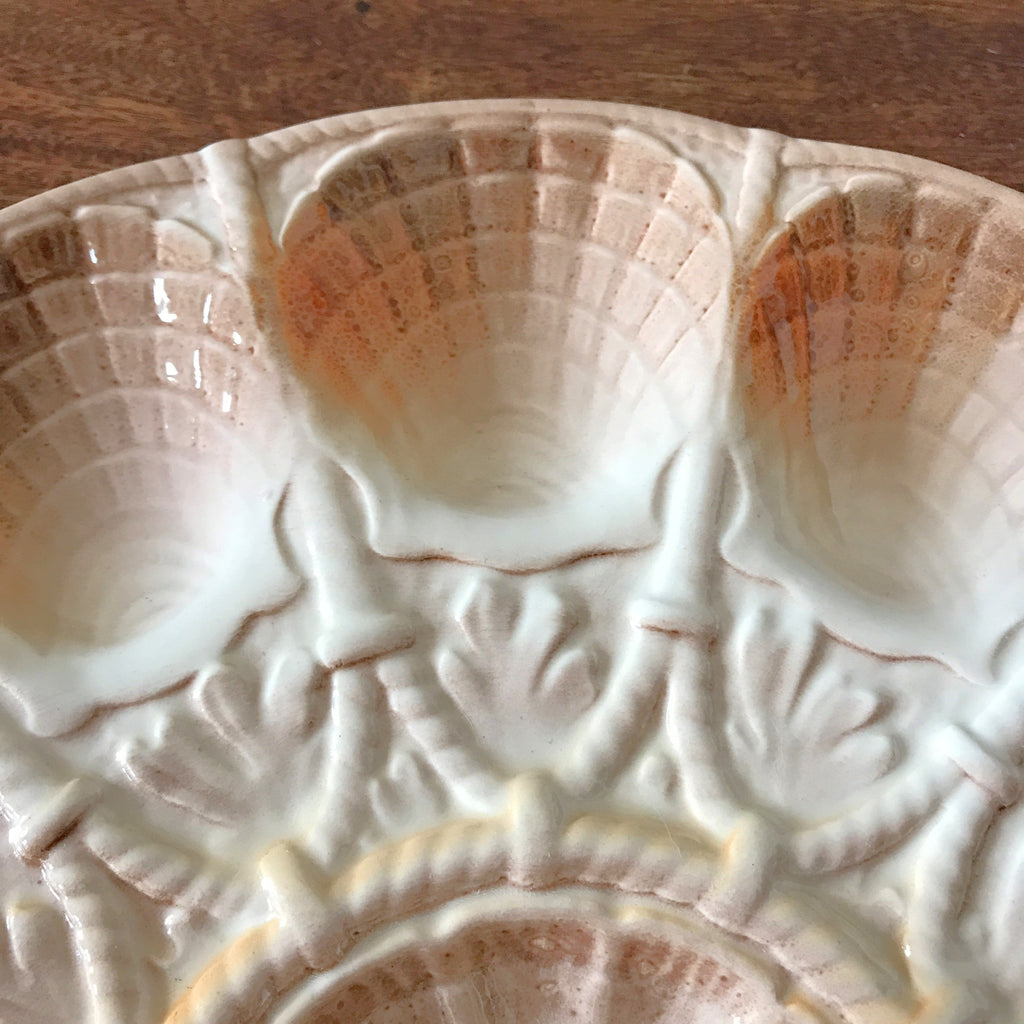 Grand plat de service rond en barbotine pour huîtres, fruits de mer et coquillages Sarreguemines par Hello Broc brocante en ligne