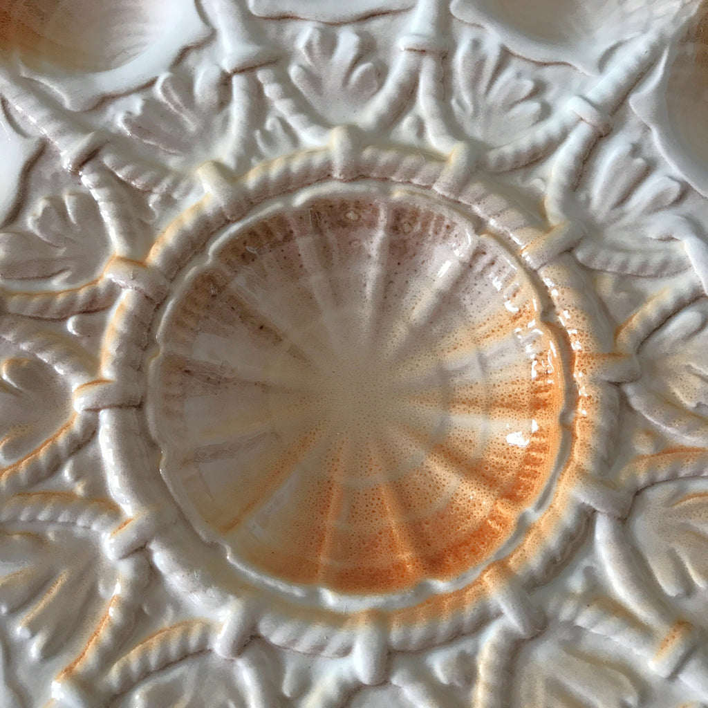 Grand plat de service rond en barbotine pour huîtres, fruits de mer et coquillages Sarreguemines par Hello Broc brocante en ligne