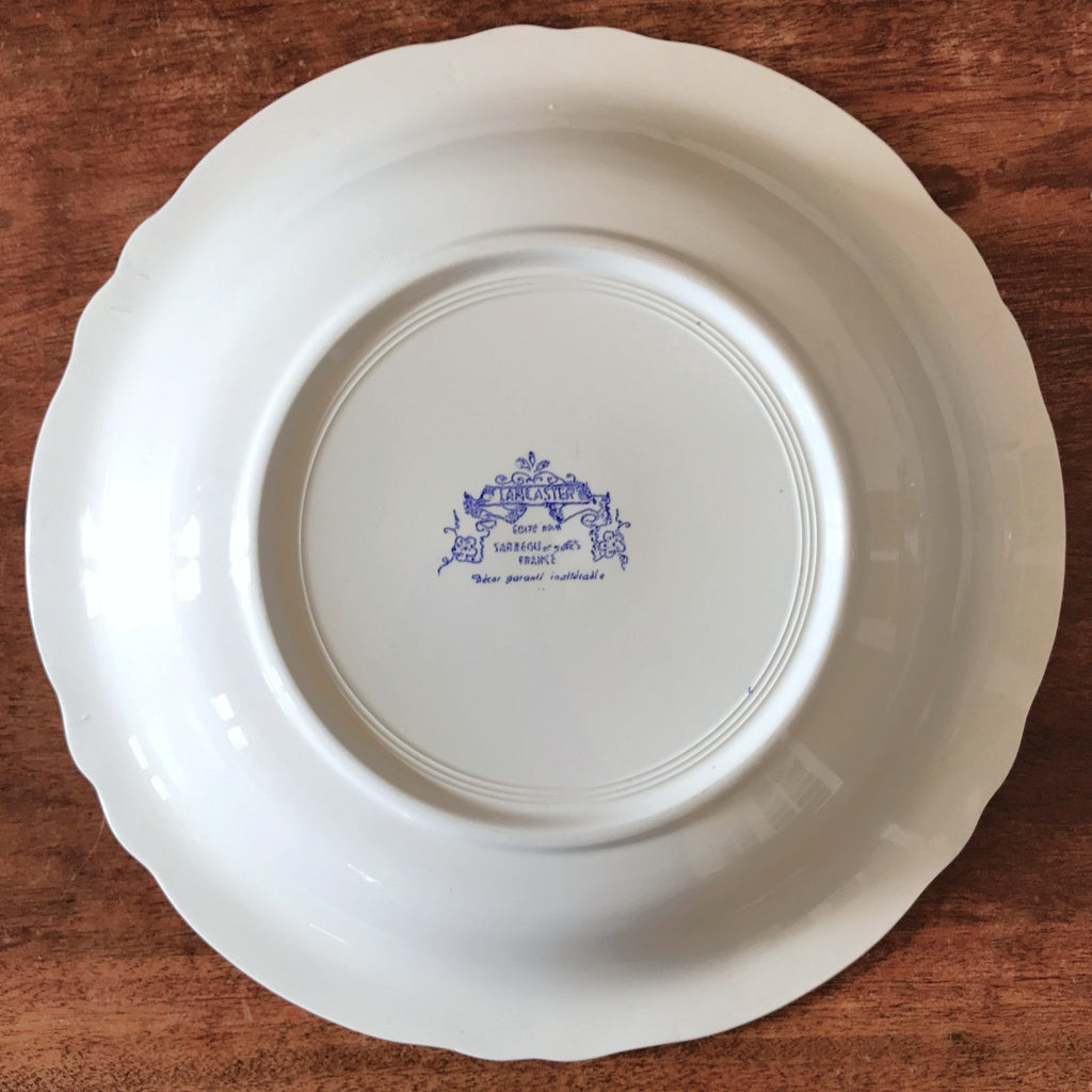 Plat de service vintage rond et creux en faïence de Sarreguemines décor Lancaster bleu diamètre de 31 cm par Hello Broc brocante en ligne