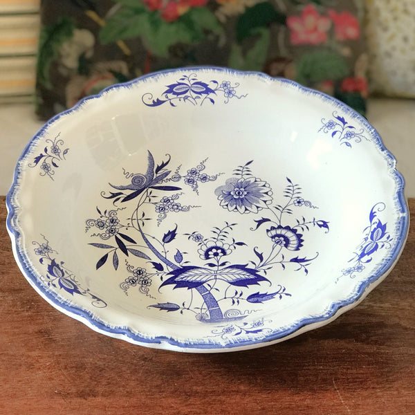 Plat de service vintage rond et creux en faïence de Sarreguemines décor Lancaster bleu diamètre de 31 cm par Hello Broc brocante en ligne