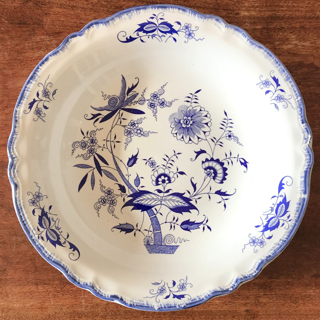 Plat de service vintage rond et creux en faïence de Sarreguemines décor Lancaster bleu diamètre de 31 cm par Hello Broc brocante en ligne