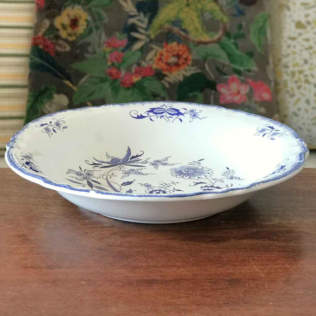 Plat de service vintage rond et creux en faïence de Sarreguemines décor Lancaster bleu diamètre de 31 cm par Hello Broc brocante en ligne