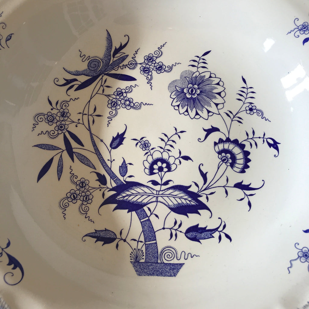 Plat de service vintage rond et creux en faïence de Sarreguemines décor Lancaster bleu diamètre de 31 cm par Hello Broc brocante en ligne