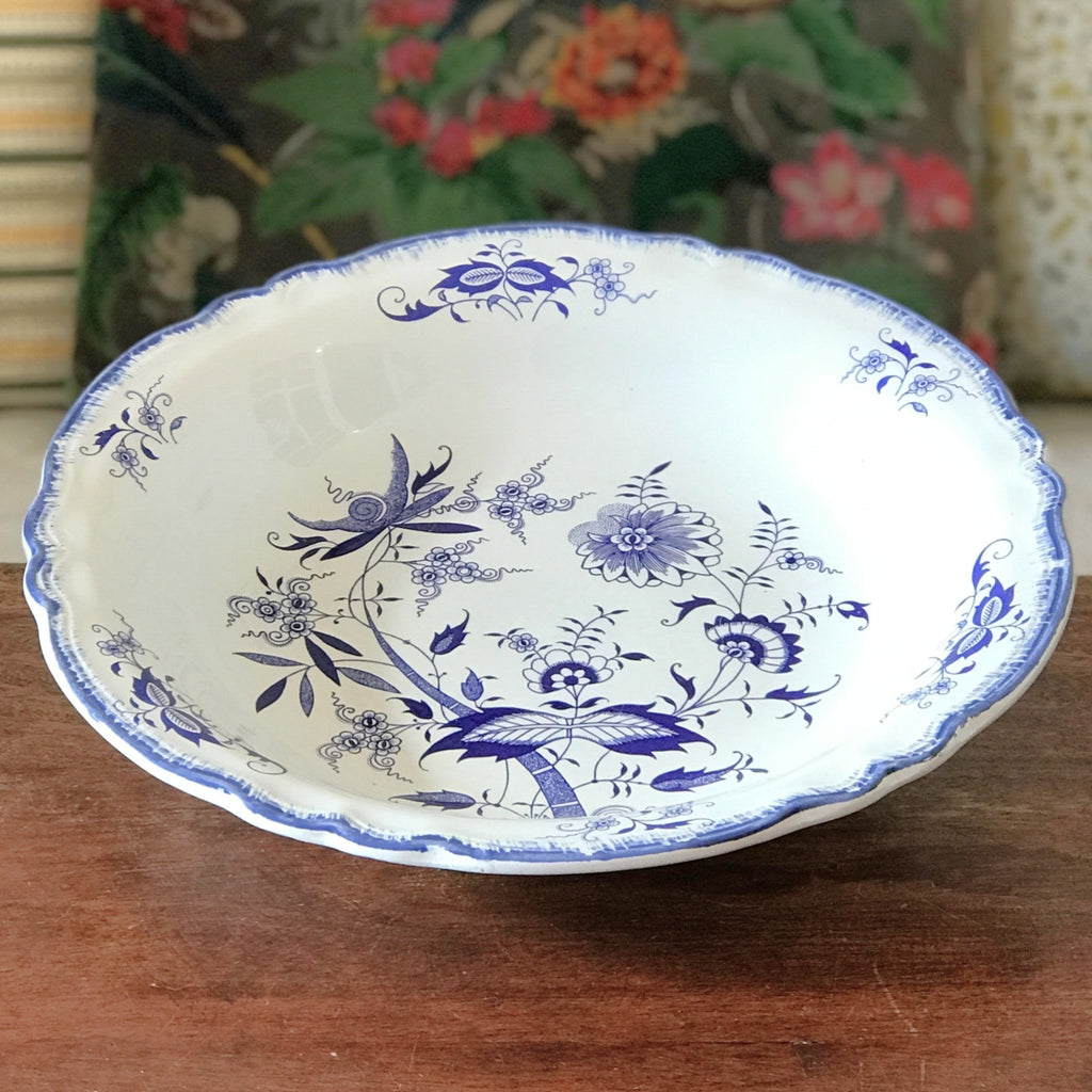 Plat de service vintage rond et creux en faïence de Sarreguemines décor Lancaster bleu diamètre de 31 cm par Hello Broc brocante en ligne