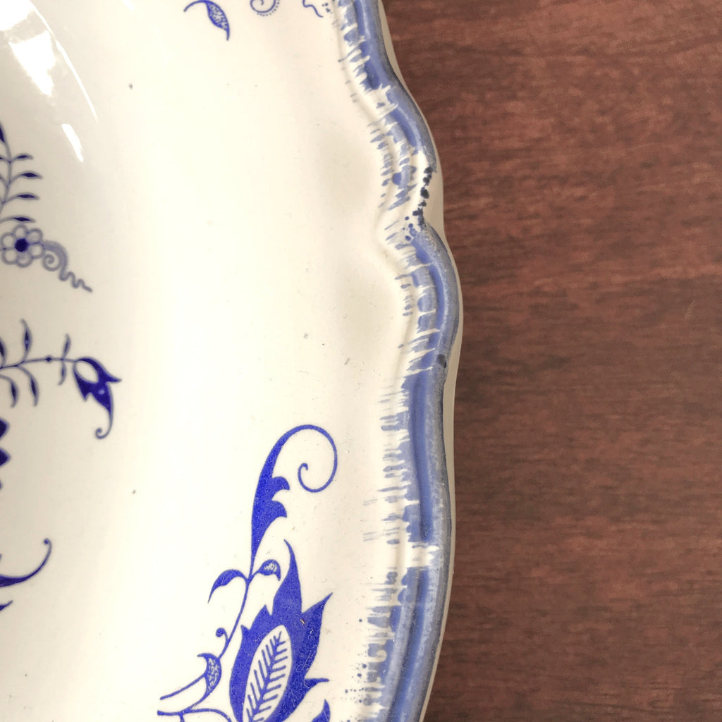 Plat de service vintage rond et creux en faïence de Sarreguemines décor Lancaster bleu diamètre de 31 cm par Hello Broc brocante en ligne