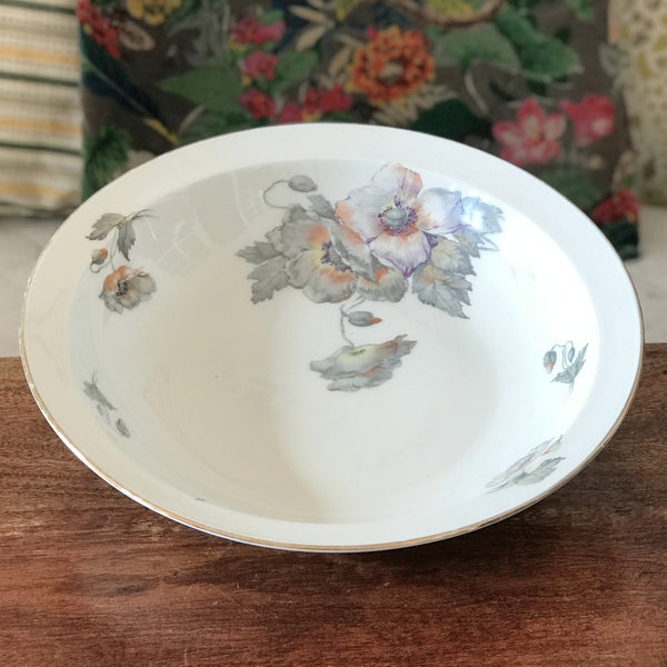 Plat rond et creux en porcelaine de Limoges décor pavots diamètre de 29 cm par Hello Broc brocante en ligne